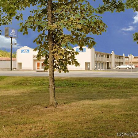 Econo Lodge Metropolis Bagian luar foto