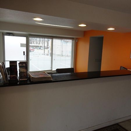 Econo Lodge Metropolis Bagian luar foto