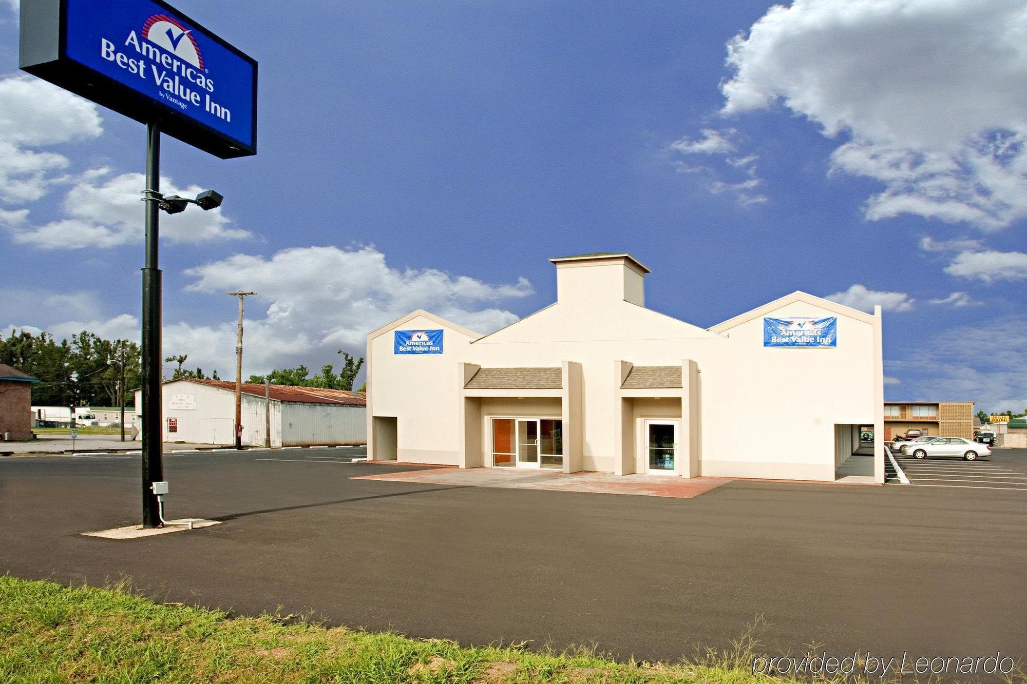 Econo Lodge Metropolis Bagian luar foto